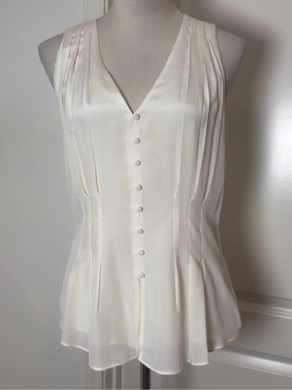 Joie Ivory Sleeveless V-Neck Button-Front Pleated Sleeveless Silk Blouse